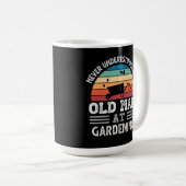 Oud Man bij Gardening Fathers Day Funny Gift Koffiemok (Voorkant rechts)