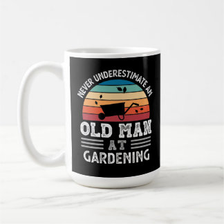 Oud Man bij Gardening Fathers Day Funny Gift Koffiemok