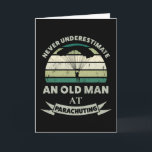 Oud Man bij Parachuting Funny Dad Gift Kaart<br><div class="desc">Onderschat nooit een oud Man bij Parachuting. Grappig geschenk ideaal voor mannen die van skydiving en extreme sport houden. Koop het als kerstcadeautjes,  verjaardagen of vaderdag voor je man of vader.</div>