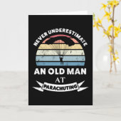 Oud Man bij Parachuting Funny Gift Dad Kaart (Gele Bloem)