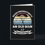 Oud Man bij Parachuting Funny Gift Dad Kaart<br><div class="desc">Onderschat nooit een oud Man bij Parachuting. Grappig geschenk ideaal voor mannen die van skydiving en extreme sport houden. Koop het als kerstcadeautjes,  verjaardagen of vaderdag voor je man of vader.</div>