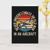 Oud Man in een Vliegtuig Funny Pilot Kaart (Gele Bloem)