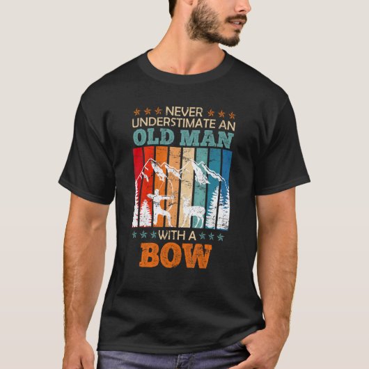 Oud Man met boog longbow boogschutter 1 T-shirt (Voorkant)