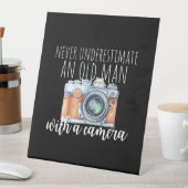 Oud Man met camera Reclamebord Met Voetstuk (Insitu)