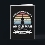 Oud Man met Cello Funny Gift Dad Kaart<br><div class="desc">Onderschat nooit een oud Man met een Cello. Grappig geschenk ideaal voor mannen/cellist die van klassieke muziek en orkesten houden. Koop het als kerstcadeautjes,  verjaardagen of vaderdag voor je man of vader.</div>