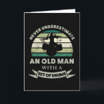 Oud Man met drums Funny Dad Gift Kaart<br><div class="desc">Onderschat nooit een oud Man met een set drums. Grappig geschenk ideaal voor mannen/drummers die van drummen en muziek houden. Koop het als kerstcadeautjes,  verjaardagen of vaderdag voor je man of vader.</div>