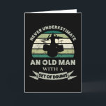 Oud Man met drums Funny Dad Gift Kaart<br><div class="desc">Onderschat nooit een oud Man met een set drums. Grappig geschenk ideaal voor mannen/drummers die van drummen en muziek houden. Koop het als kerstcadeautjes,  verjaardagen of vaderdag voor je man of vader.</div>