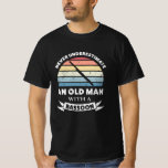 Oud Man met een Bassoon Funny Gift Pa T-shirt<br><div class="desc">Onderschat nooit een oud Man met een Bassoon. Grappig geschenk ideaal voor mannen die van orkesten houden,  instrumenten en marchingband. Koop het als kerstcadeautjes,  verjaardagen of vaderdag voor je man of vader.</div>