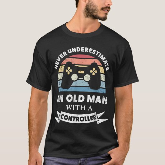 Oud Man met een Controller Funny Gaming Gift Gamer T-shirt (Voorkant)