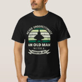Oud Man met een Fighter Jet Funny Airplane Gifts T-shirt (Voorkant)