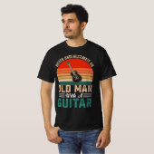 OUD MAN MET EEN GITAAR | Aangepaste gitaarkeuzes | T-shirt (Voorkant volledig)