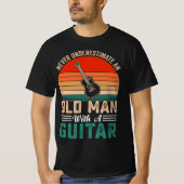 OUD MAN MET EEN GITAAR | Aangepaste gitaarkeuzes | T-shirt (Voorkant)