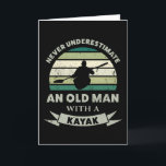 Oud Man met een Kayak Funny Dad Gift Kaart<br><div class="desc">Onderschat nooit een oud Man met een Kayak. Dit grappige cadeau is ideaal voor mannen die houden van kajakken,  kanoën en watersport. Koop het als kerstcadeautjes,  verjaardagen of vaderdag voor je man of vader.</div>
