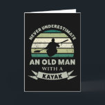 Oud Man met een Kayak Funny Dad Gift Kaart<br><div class="desc">Onderschat nooit een oud Man met een Kayak. Dit grappige cadeau is ideaal voor mannen die houden van kajakken,  kanoën en watersport. Koop het als kerstcadeautjes,  verjaardagen of vaderdag voor je man of vader.</div>