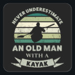 Oud Man met een Kayak Funny Dad Gift Vierkante Sticker<br><div class="desc">Onderschat nooit een oud Man met een Kayak. Dit grappige cadeau is ideaal voor mannen die houden van kajakken,  kanoën en watersport. Koop het als kerstcadeautjes,  verjaardagen of vaderdag voor je man of vader.</div>