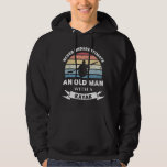 Oud Man met een Kayak Funny Gift Pa Hoodie<br><div class="desc">Onderschat nooit een oud Man met een Kayak. Dit grappige cadeau is ideaal voor mannen die houden van kajakken,  kanoën en watersport. Koop het als kerstcadeautjes,  verjaardagen of vaderdag voor je man of vader.</div>