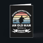Oud Man met een Kayak Funny Gift Pa Kaart<br><div class="desc">Onderschat nooit een oud Man met een Kayak. Dit grappige cadeau is ideaal voor mannen die houden van kajakken,  kanoën en watersport. Koop het als kerstcadeautjes,  verjaardagen of vaderdag voor je man of vader.</div>
