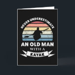 Oud Man met een Kayak Funny Gift Pa Kaart<br><div class="desc">Onderschat nooit een oud Man met een Kayak. Dit grappige cadeau is ideaal voor mannen die houden van kajakken,  kanoën en watersport. Koop het als kerstcadeautjes,  verjaardagen of vaderdag voor je man of vader.</div>