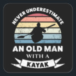 Oud Man met een Kayak Funny Gift Pa Vierkante Sticker<br><div class="desc">Onderschat nooit een oud Man met een Kayak. Dit grappige cadeau is ideaal voor mannen die houden van kajakken,  kanoën en watersport. Koop het als kerstcadeautjes,  verjaardagen of vaderdag voor je man of vader.</div>
