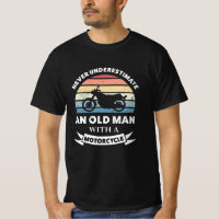 Oud Man met een motorfiets grappige pap