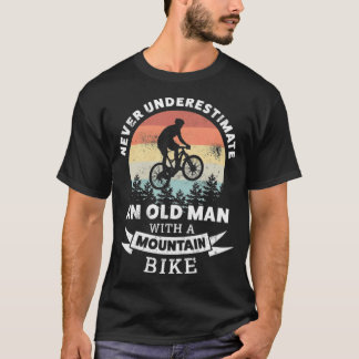 Oud Man met een mountaingeek shirt