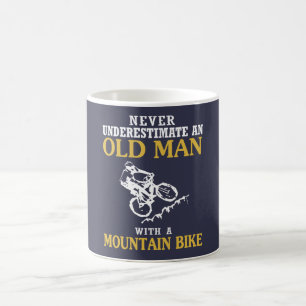 OUD MAN MET EEN MOUNTAIRE MACHT KOFFIEMOK