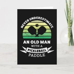 Oud man met een Pickleball Paddle Gift Kaart