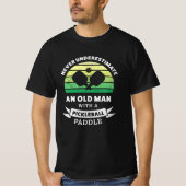 Oud man met een Pickleball Paddle Gift T-shirt (Voorkant)