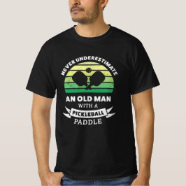 Oud man met een Pickleball Paddle Gift T-shirt