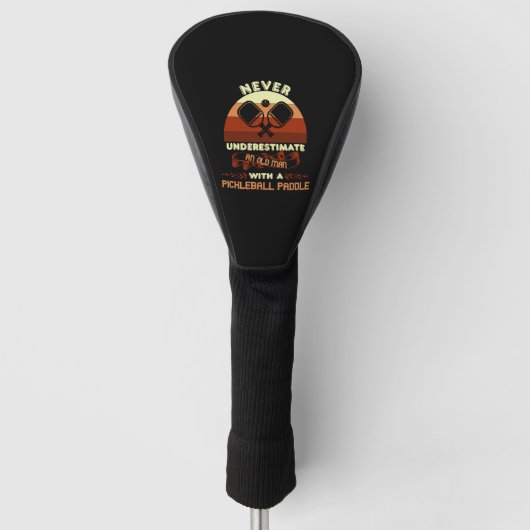 Oud Man met een Pickleball Paddle Golfheadcover (Voorkant)
