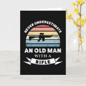 Oud Man met een rifle Funny Pistool Gift Dad Kaart (Gele Bloem)