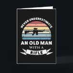 Oud Man met een rifle Funny Pistool Gift Dad Kaart<br><div class="desc">Onderschat nooit een oud Man met een riffel. Grappig geschenk ideaal voor mannen die graag een pistool schieten,  tweede amendement en militair. Koop het als kerstcadeautjes,  verjaardagen of vaderdag voor je man of vader.</div>