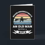 Oud Man met een rifle Funny Pistool Gift Dad Kaart<br><div class="desc">Onderschat nooit een oud Man met een riffel. Grappig geschenk ideaal voor mannen die graag een pistool schieten,  tweede amendement en militair. Koop het als kerstcadeautjes,  verjaardagen of vaderdag voor je man of vader.</div>