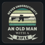 Oud Man met een rifle Funny Pistool Papa Gift Vierkante Sticker<br><div class="desc">Onderschat nooit een oud Man met een riffel. Grappig geschenk ideaal voor mannen die graag een pistool schieten,  tweede amendement en militair. Koop het als kerstcadeautjes,  verjaardagen of vaderdag voor je man of vader.</div>