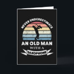 Oud Man met een Saxophone Funny Gift Dad Kaart<br><div class="desc">Onderschat nooit een oud Man met een saxofone. Grappig geschenk ideaal voor mannen die van marchingband houden,  sax,  muziek en jazz. Koop het als kerstcadeautjes,  verjaardagen of vaderdag voor je man of vader.</div>