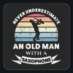 Oud Man met een Saxophone Funny Gift Dad Vierkante Sticker<br><div class="desc">Onderschat nooit een oud Man met een saxofone. Grappig geschenk ideaal voor mannen die van marchingband houden,  sax,  muziek en jazz. Koop het als kerstcadeautjes,  verjaardagen of vaderdag voor je man of vader.</div>