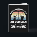 Oud man met een schonnij van Broom Kaart<br><div class="desc">Onderschat nooit een oud Man met een kamer. Grappig geschenk ideaal voor mannen die graag schoonmaken,  huishoudelijke taken en schoonmaken houden. Koop het als kerstcadeautjes,  verjaardagen of vaderdag voor je man of vader.</div>