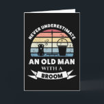 Oud man met een schonnij van Broom Kaart<br><div class="desc">Onderschat nooit een oud Man met een kamer. Grappig geschenk ideaal voor mannen die graag schoonmaken,  huishoudelijke taken en schoonmaken houden. Koop het als kerstcadeautjes,  verjaardagen of vaderdag voor je man of vader.</div>