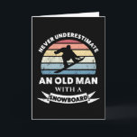 Oud Man met een Snowboard Funny Gift Dad Kaart<br><div class="desc">Onderschat nooit een oud Man met een Snowboard. Grappig geschenk ideaal voor mannen die houden van snowboarden,  bergen en skiën. Koop het als kerstcadeautjes,  verjaardagen of vaderdag voor je man of vader.</div>
