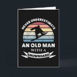 Oud Man met een Snowboard Funny Gift Dad Kaart<br><div class="desc">Onderschat nooit een oud Man met een Snowboard. Grappig geschenk ideaal voor mannen die houden van snowboarden,  bergen en skiën. Koop het als kerstcadeautjes,  verjaardagen of vaderdag voor je man of vader.</div>