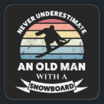 Oud Man met een Snowboard Funny Gift Dad Vierkante Sticker<br><div class="desc">Onderschat nooit een oud Man met een Snowboard. Grappig geschenk ideaal voor mannen die houden van snowboarden,  bergen en skiën. Koop het als kerstcadeautjes,  verjaardagen of vaderdag voor je man of vader.</div>