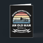 Oud Man met een Trombone Funny Gift Dad Kaart<br><div class="desc">Onderschat nooit een oud Man met een trombone. Grappig geschenk ideaal voor mannen die van marchingband houden,  muziek,  jazz en instrumenten. Koop het als kerstcadeautjes,  verjaardagen of vaderdag voor je man of vader.</div>