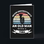 Oud Man met een Tuba Funny Music Gift Dad Kaart<br><div class="desc">Onderschat nooit een oud Man met een Tuba. Grappig geschenk ideaal voor mannen die van marchingband houden,  muziek en instrumenten. Koop het als kerstcadeautjes,  verjaardagen of vaderdag voor je man of vader.</div>