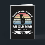 Oud Man met een Tuba Funny Music Gift Dad Kaart<br><div class="desc">Onderschat nooit een oud Man met een Tuba. Grappig geschenk ideaal voor mannen die van marchingband houden,  muziek en instrumenten. Koop het als kerstcadeautjes,  verjaardagen of vaderdag voor je man of vader.</div>