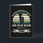 Oud Man met een Tuba Funny Music Papa Gift Kaart<br><div class="desc">Onderschat nooit een oud Man met een Tuba. Grappig geschenk ideaal voor mannen die van marchingband houden,  muziek en instrumenten. Koop het als kerstcadeautjes,  verjaardagen of vaderdag voor je man of vader.</div>