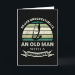 Oud Man met een Windsurfer Funny Pap Gift Kaart<br><div class="desc">Onderschat nooit een oud Man met een indsurfer. Grappig geschenk ideaal voor mannen die van windsurfen houden en zeilen. Als kerstverjaardag of vaderdag cadeaus voor je man of vader.</div>
