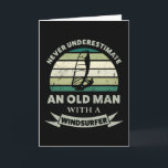 Oud Man met een Windsurfer Funny Pap Gift Kaart<br><div class="desc">Onderschat nooit een oud Man met een indsurfer. Grappig geschenk ideaal voor mannen die van windsurfen houden en zeilen. Als kerstverjaardag of vaderdag cadeaus voor je man of vader.</div>