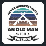 Oud Man met Firearm Funny Gift Dad Vierkante Sticker<br><div class="desc">Onderschat nooit een oud Man met een vuurwapen. Grappig geschenk voor Mannen die graag een pistool schieten,  tweede amendement en militair. Koop het als kerstcadeautjes,  verjaardagen of vaderdag voor je man of vader.</div>