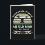 Oud Man met gewicht Funny Pap Gift Kaart<br><div class="desc">Onderschat nooit een oud Man met wat gewichten. Dit grappige geschenk is ideaal voor Mannen die van de gym bodybuilding & fitness houden. Koop het als kerstcadeautjes,  verjaardagen of vaderdag voor je man of vader.</div>