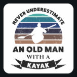 Oud Man met Kayak Funny Gift Dad Vierkante Sticker<br><div class="desc">Onderschat nooit een oud Man met een Kayak. Dit grappige cadeau is ideaal voor mannen die houden van kajakken,  kanoën en watersport. Koop het als kerstcadeautjes,  verjaardagen of vaderdag voor je man of vader.</div>